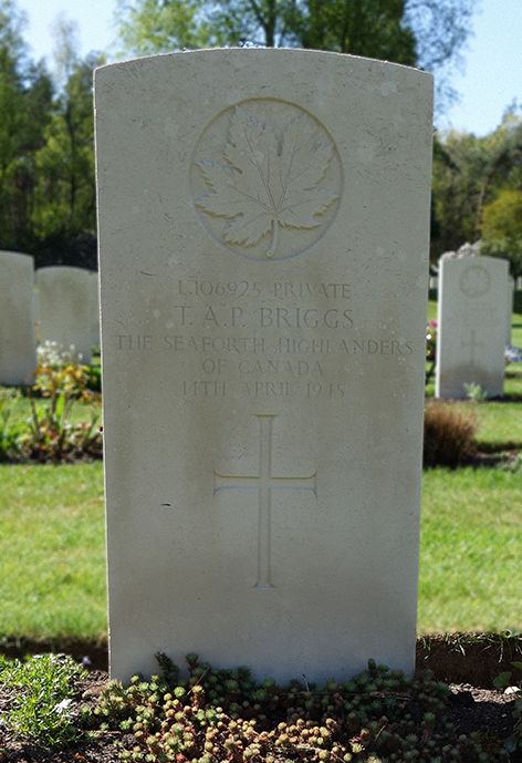 Briggs, Thomas Albert Paul_Grafsteen – Headstone - Canadian War Cemetery Holten (foto: Harm Kuijper)