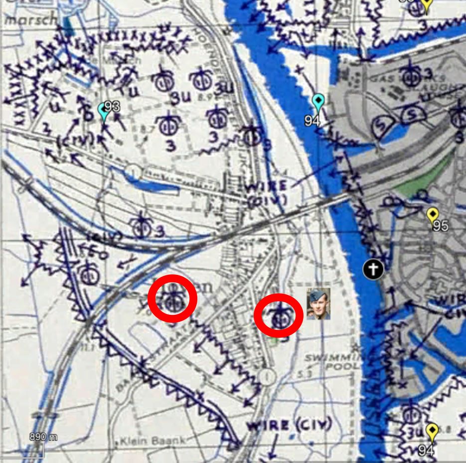 De Hoven - Crash site en posities van de FLAK - Crash site and FLAK AA positions . Tevens zijn op deze kaart de vele loopgraven, tankwallen en overige Duitse verdedigingsposities te zien. (Kaart 3803 Zutphen Defence overlay) 