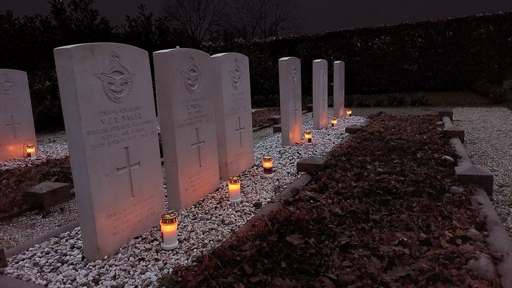 Wichmond kerkhof - cemetery Candlelights at Christmas Eve