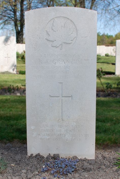 Granziol_Grafsteen – Headstone - Canadian War Cemetery Holten (foto: Harm Kuijper)