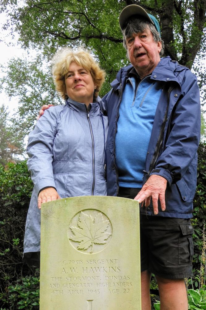 Zoon Peter met zijn vrouw Margaux bij het graf (foto: Harm Kuijper)