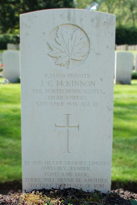 McKinnon, John Charles: Grafsteen – Headstone - Canadian War Cemetery Holten  (foto: Harm Kuijper)