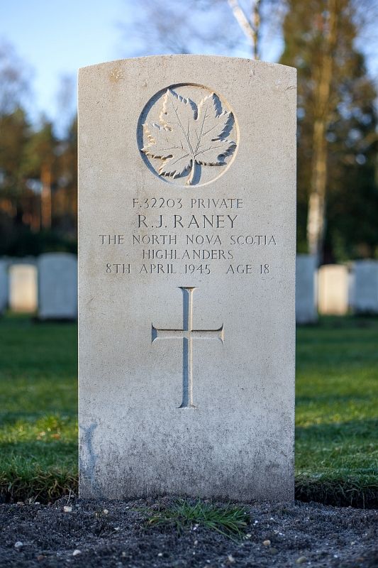 Grafsteen – Headstone - Canadian War Cemetery Holten (foto: Peter ten Dijke – Lestweforget1945.org)