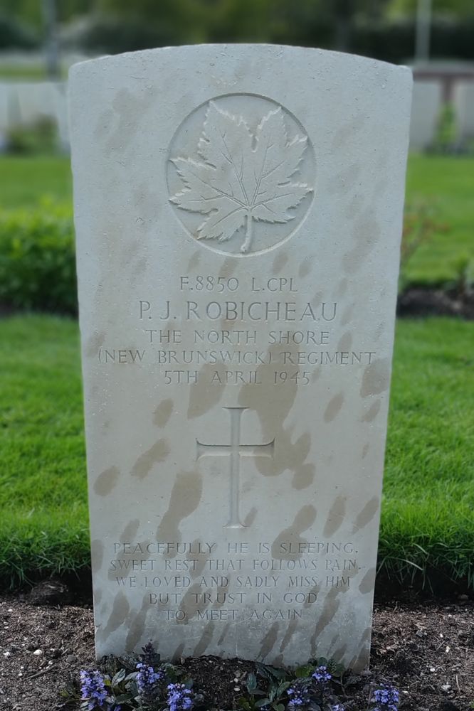 Robicheau, Percy James_Grafsteen – Headstone - Canadian War Cemetery Holten (foto: Harm Kuijper)