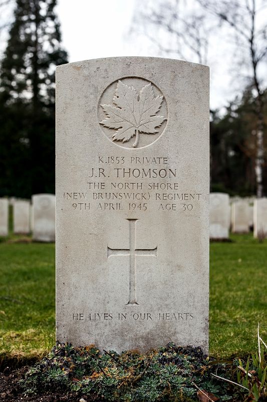 Thomson, James Robert Grafsteen – Headstone - Canadian War Cemetery Holten (foto: Harm Kuijper)
